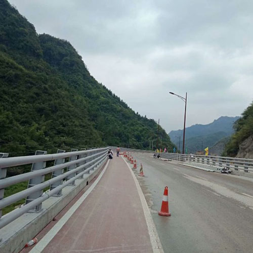 威海乳山市金牛（niú）山路防撞護欄（lán）工程