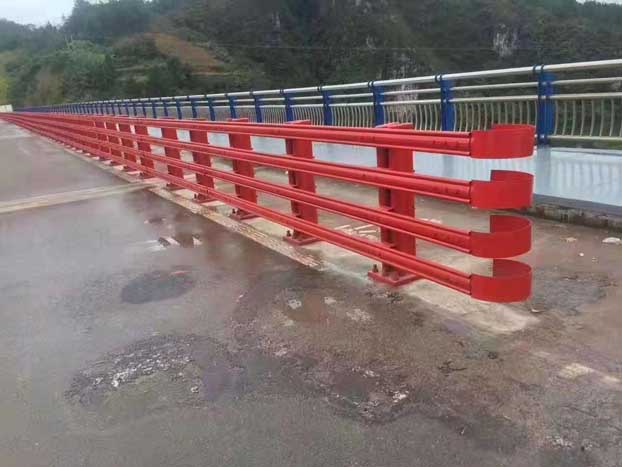 防撞（zhuàng）護欄