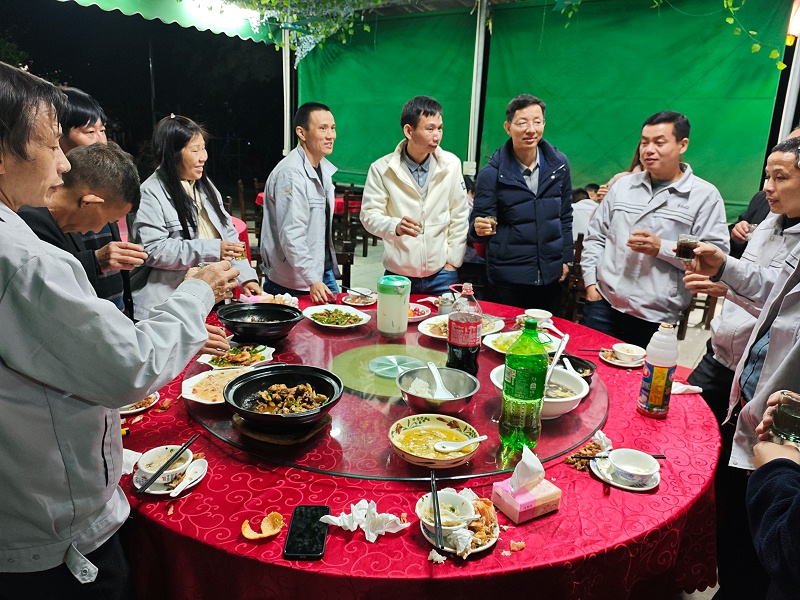 舉（jǔ）杯歡慶（qìng）