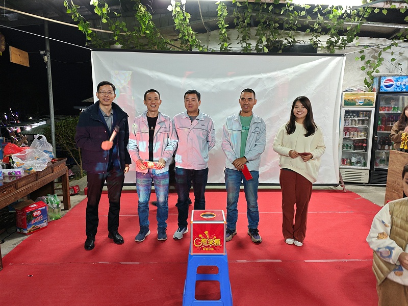 石總與中獎（jiǎng）同事合影