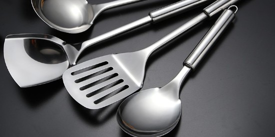 不鏽鋼與玻（bō）璃表（biǎo）麵真空鍍鈦（tài）層如何退鍍呢