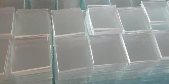 在光學玻璃（lí）鍍膜前（qián）使用清洗劑保持潔淨度很重要