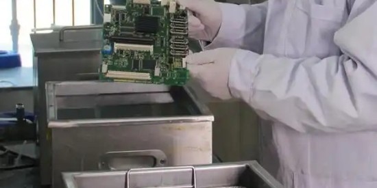 線路板焊接後（hòu）怎樣使用（yòng）助（zhù）焊劑清洗劑（jì）比較好