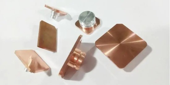 新能源汽車電池（chí）極柱使用水基清洗（xǐ）劑的優勢（shì）